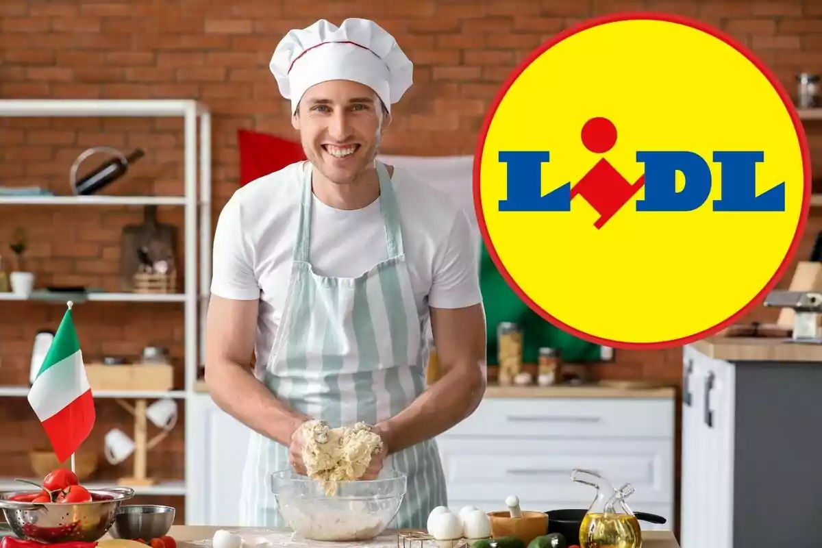 Un chef sonriente con gorro y delantal prepara masa en una cocina con una bandera italiana y el logo de Lidl al lado.