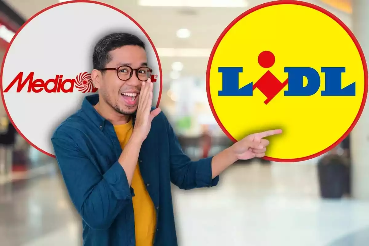 Hombre sonriendo y señalando el logo de Lidl mientras susurra con el logo de MediaMarkt al fondo.