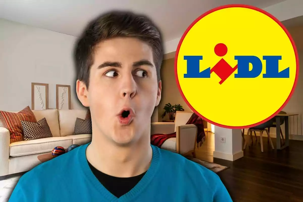 Un hombre sorprendido en una sala de estar con el logo de Lidl al fondo.