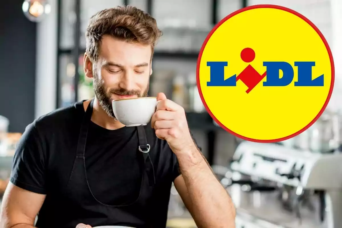 Un hombre con barba y delantal negro disfruta de una taza de café, con el logotipo de Lidl en la esquina derecha.