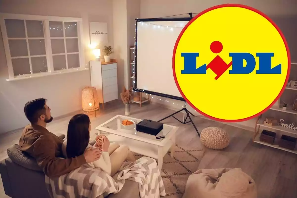 Una pareja sentada en un sofá viendo una proyección en una sala acogedora con decoración moderna y el logotipo de Lidl superpuesto en la imagen.