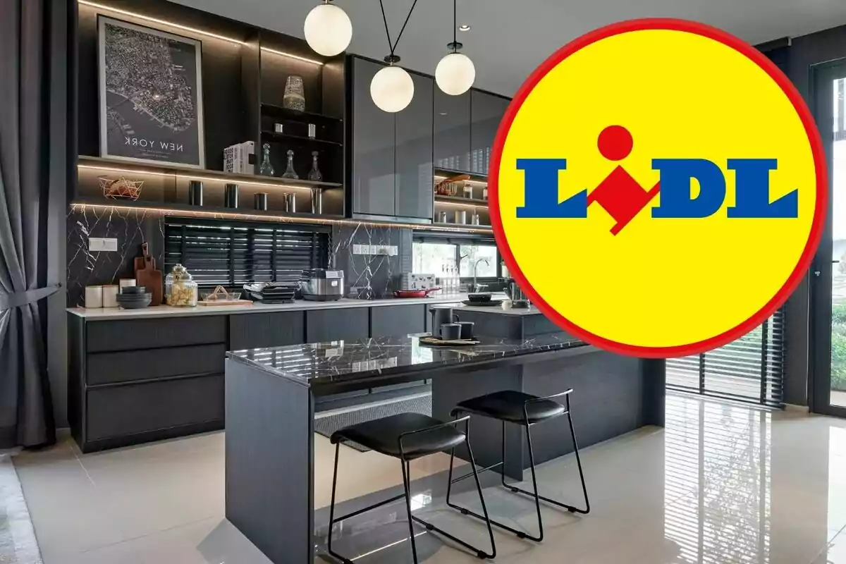 Una cocina moderna con muebles oscuros y una isla central, con el logotipo de Lidl superpuesto en la esquina derecha.