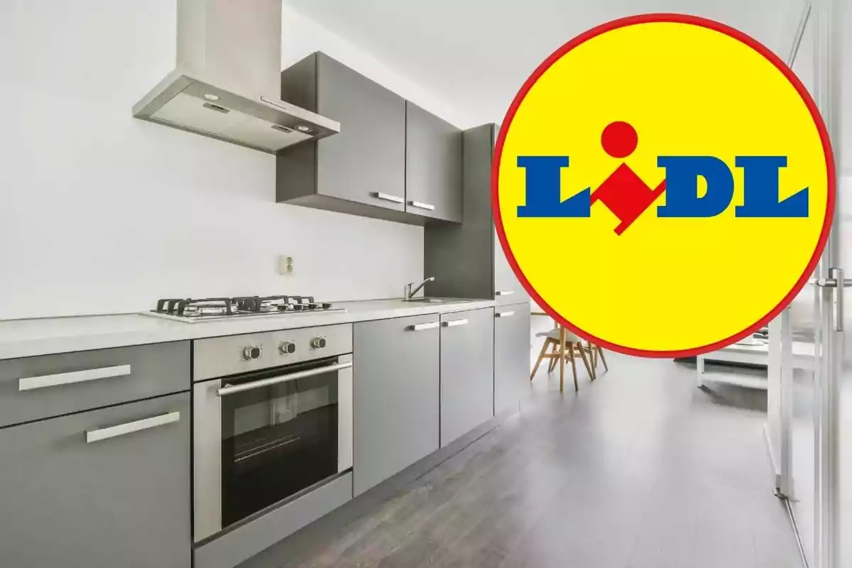 Cocina moderna con muebles grises y electrodomésticos de acero inoxidable, con un logotipo de Lidl superpuesto en la esquina derecha.