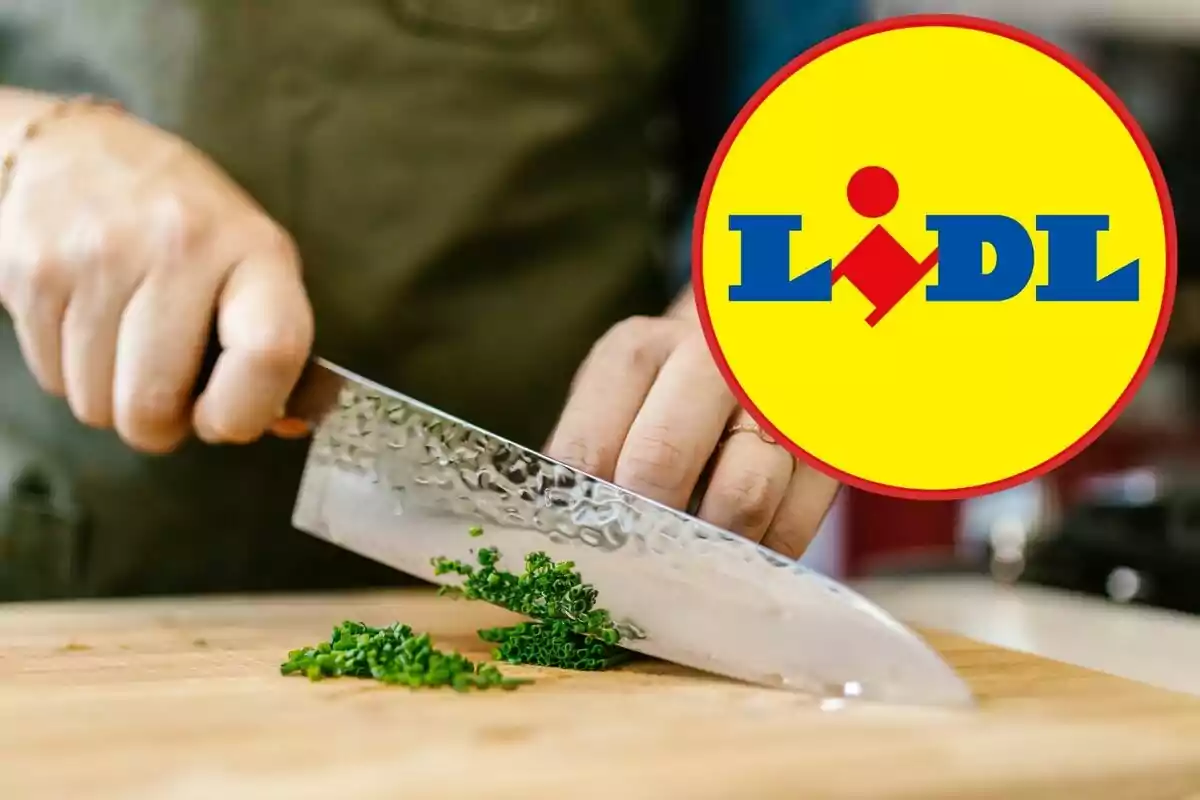 Mano cortando hierbas con un cuchillo en una tabla de cortar, con el logotipo de Lidl superpuesto. Mano cortando hierbas con un cuchillo en una tabla de cortar, con el logotipo de Lidl superpuesto.