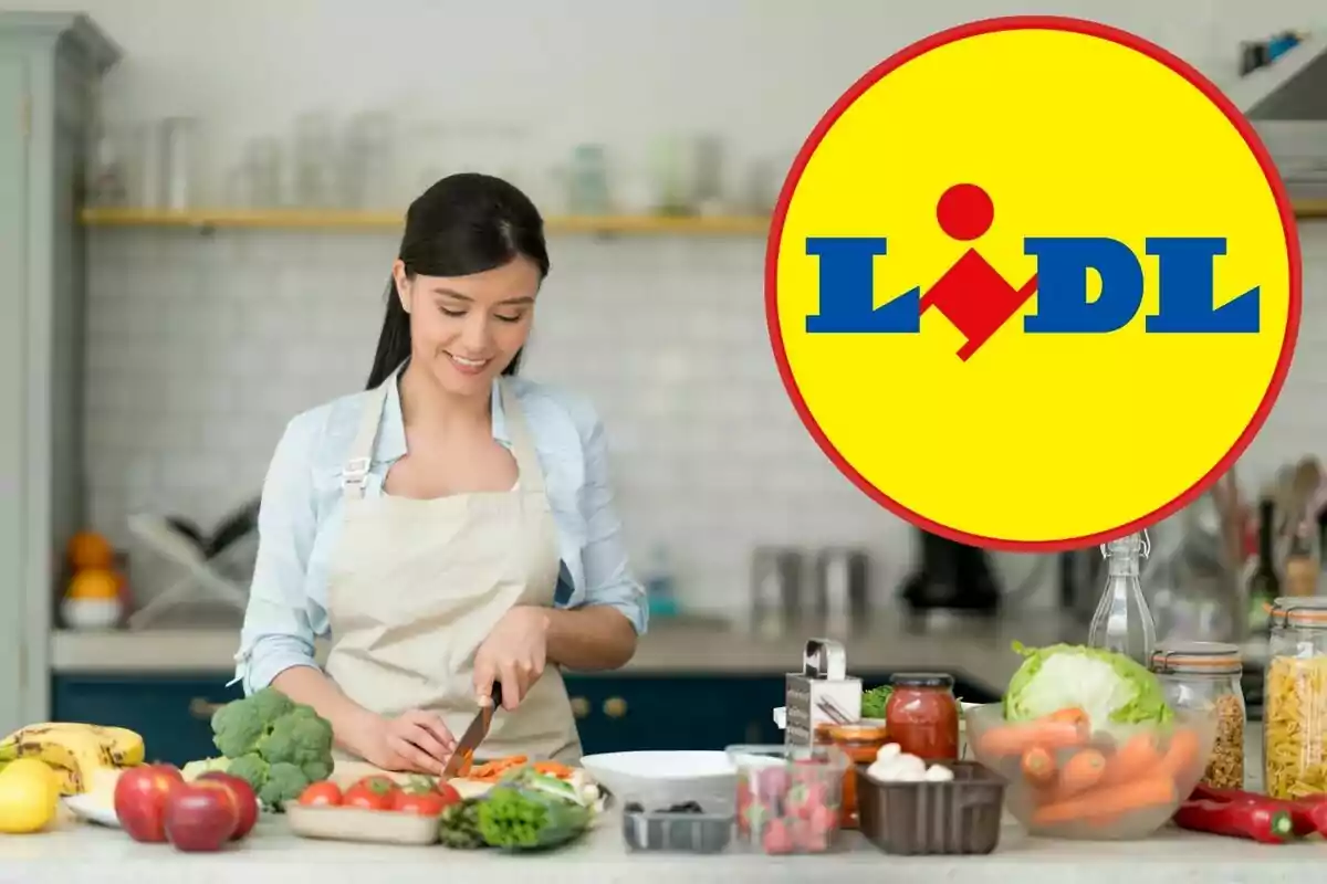 Una mujer con delantal corta vegetales en una cocina, con el logotipo de Lidl en la esquina superior derecha.