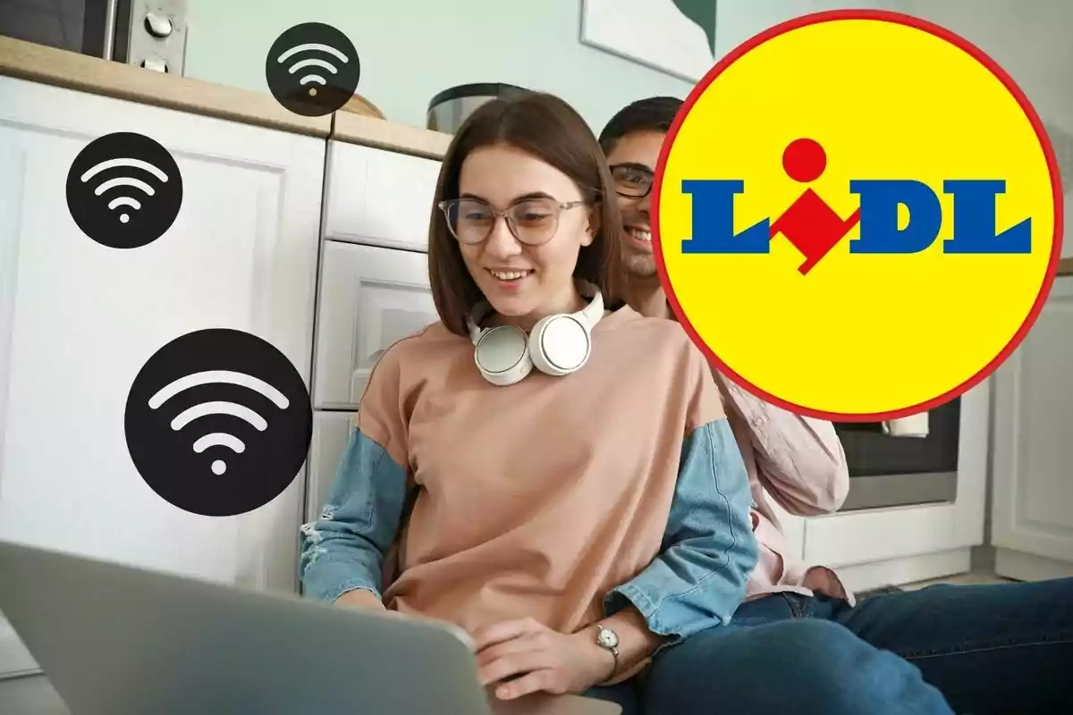 Una mujer con auriculares alrededor del cuello y un hombre detrás de ella están sentados en una cocina usando una computadora portátil con iconos de señal de Wi-Fi flotando alrededor y el logotipo de Lidl en la esquina derecha.