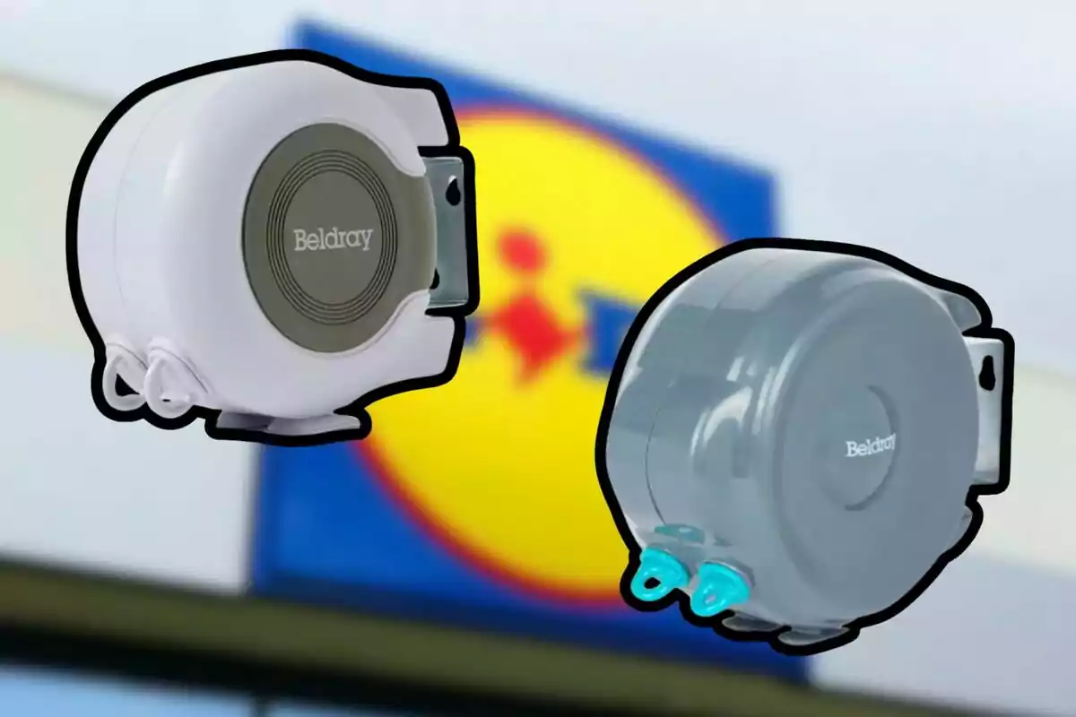 Dos dispensadores de cuerda retráctil de la marca Beldray, uno blanco y otro gris, con un fondo desenfocado de un logotipo de supermercado. Dos dispensadores de cuerda retráctil de la marca Beldray, uno blanco y otro gris, con un fondo desenfocado de un logotipo de supermercado.