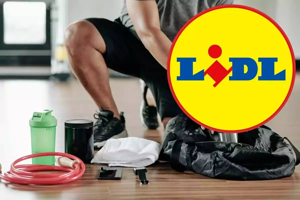 Una persona en ropa deportiva se prepara para hacer ejercicio en un gimnasio con una cuerda para saltar, una botella verde, un frasco negro, una toalla blanca, un teléfono y una bolsa negra en el suelo, con un logotipo amarillo y azul superpuesto.