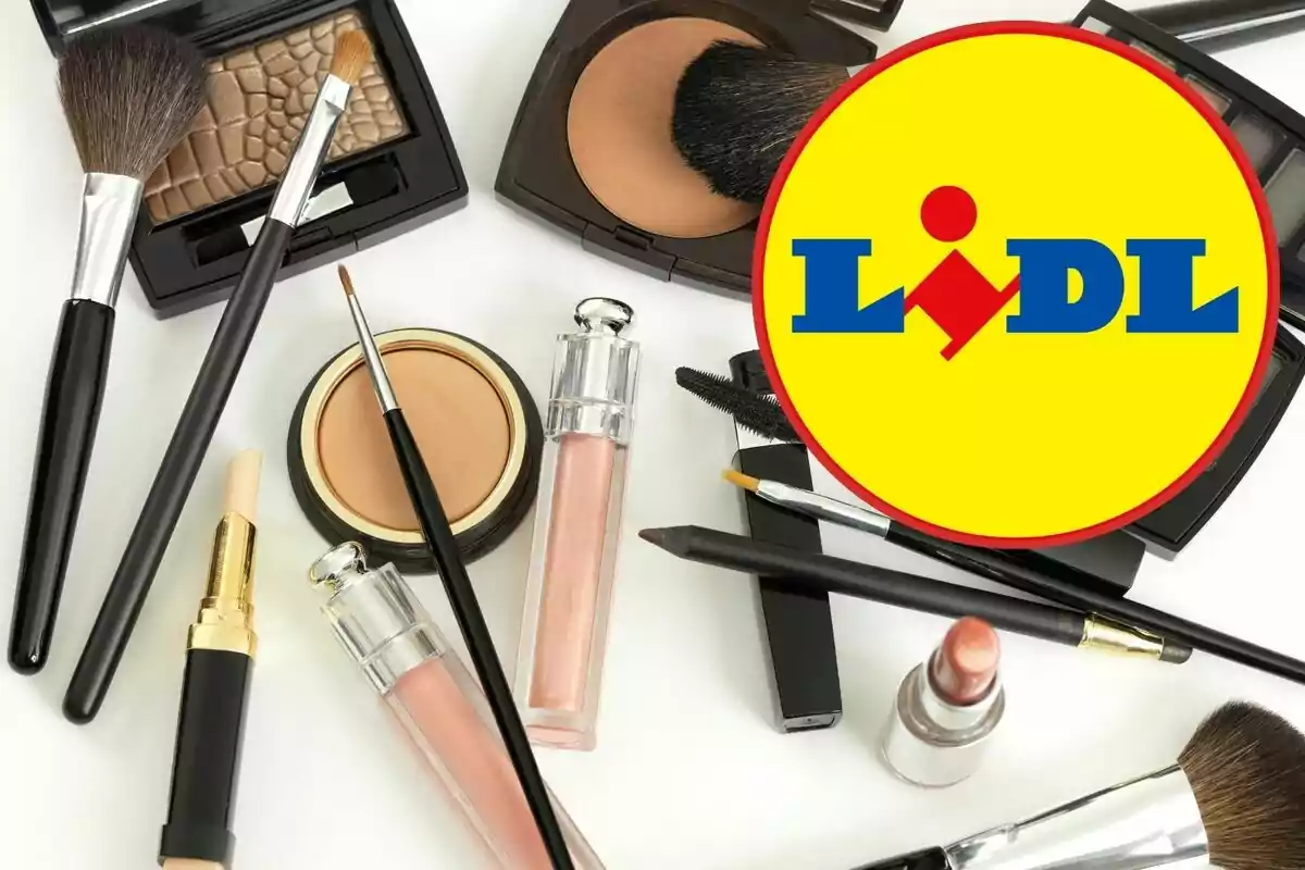 Maquillaje y brochas junto al logotipo de Lidl.