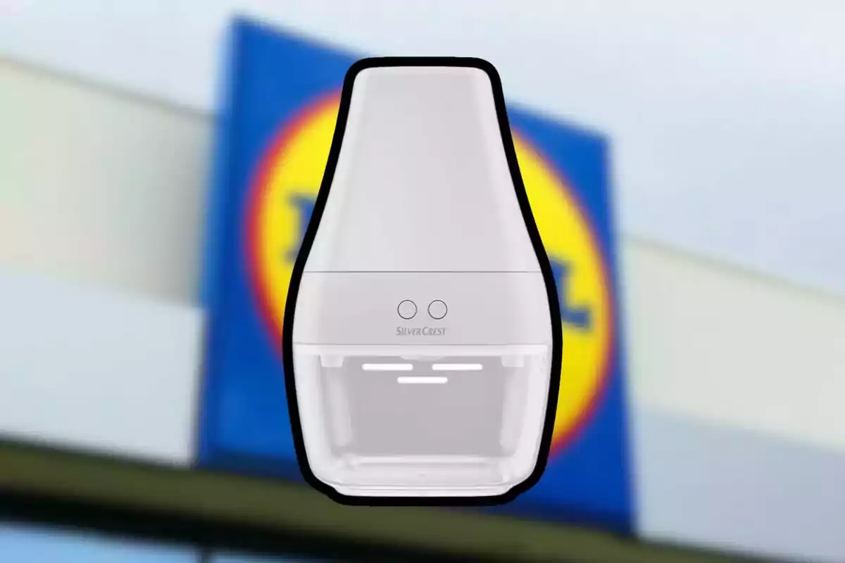 Un dispositivo blanco de la marca SilverCrest con un fondo desenfocado de un letrero azul y amarillo. Un dispositivo blanco de la marca SilverCrest con un fondo desenfocado de un letrero azul y amarillo.