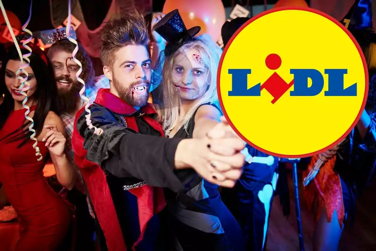 Personas disfrazadas en una fiesta de Halloween con decoración festiva y el logo de Lidl superpuesto.