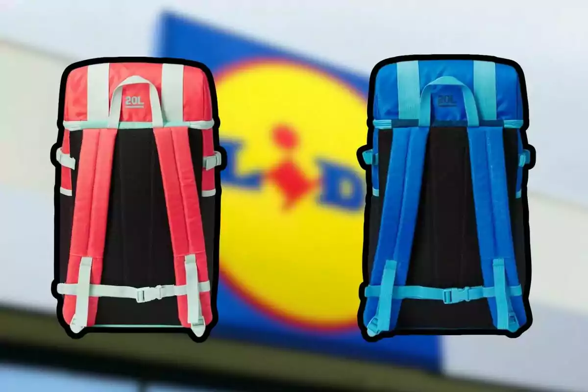 Dos mochilas de 20 litros, una roja y otra azul, vistas de espaldas frente a un cartel borroso de Lidl Dos mochilas de 20 litros, una roja y otra azul, vistas de espaldas frente a un cartel borroso de Lidl