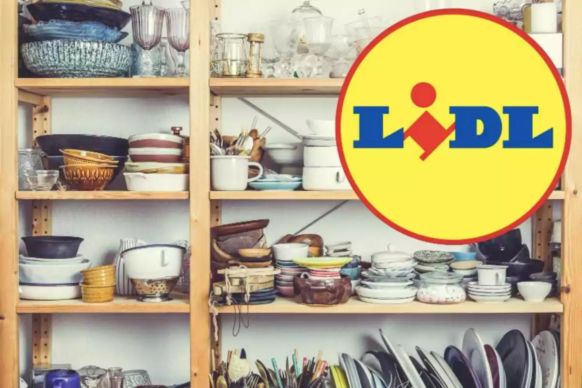 Estantes de madera llenos de vajilla variada con el logo de Lidl superpuesto.