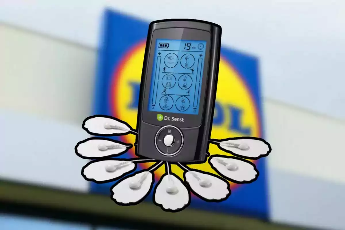 Dispositivo de electroestimulación Dr. Senst con electrodos, con un fondo borroso de un logotipo de supermercado. Dispositivo de electroestimulación Dr. Senst con electrodos, con un fondo borroso de un logotipo de supermercado.