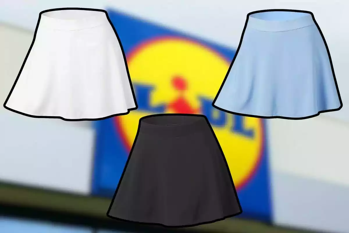 Tres faldas de colores blanco, negro y azul claro con el logotipo de Lidl de fondo. Tres faldas de colores blanco, negro y azul claro con el logotipo de Lidl de fondo.
