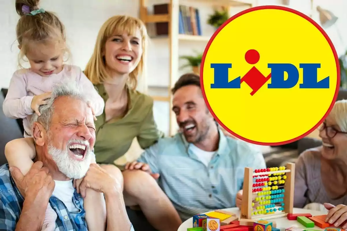 Una familia sonriente juega con un ábaco y bloques de colores en una sala de estar, con el logotipo de Lidl superpuesto en la esquina superior derecha.