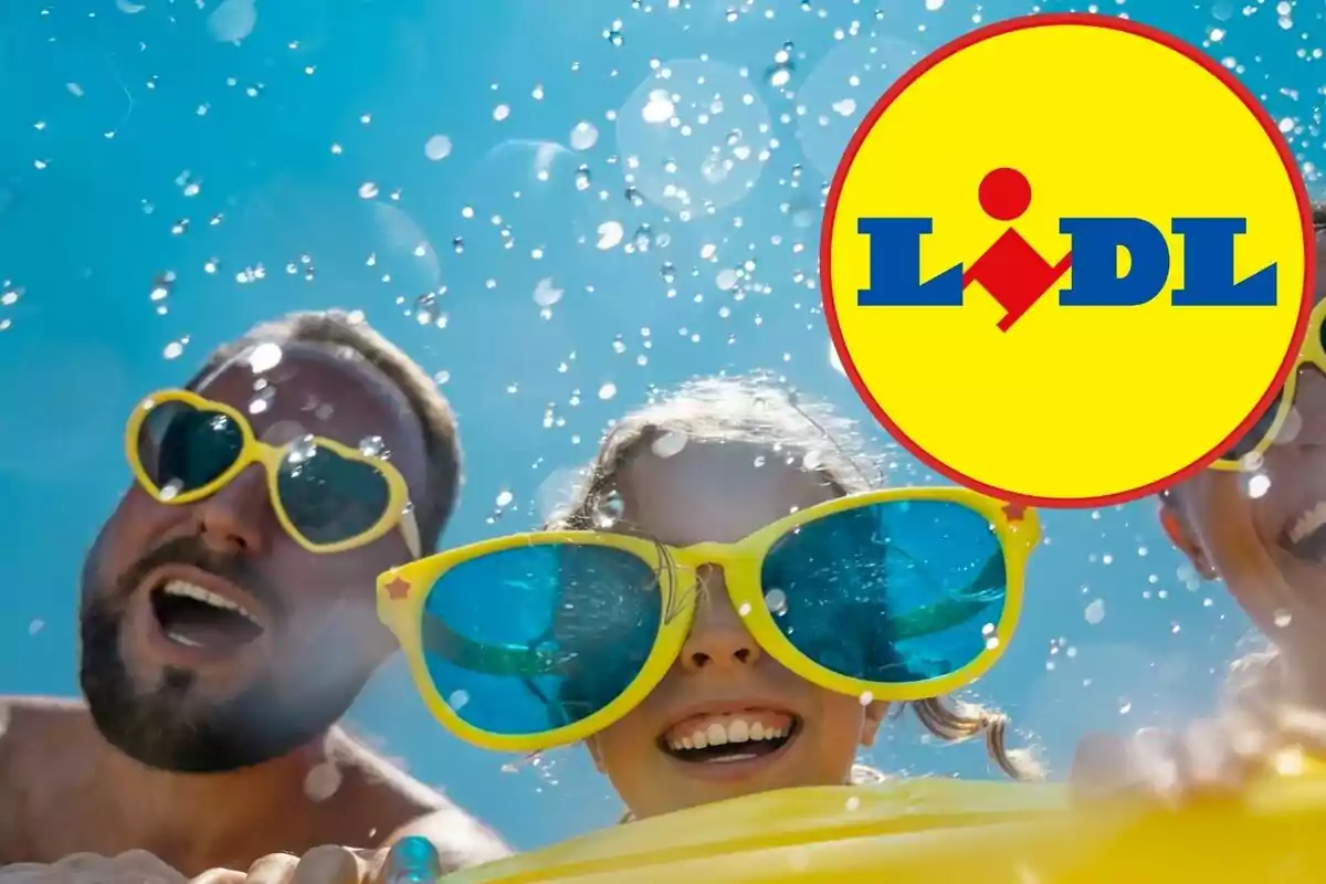Personas con gafas de sol amarillas disfrutando bajo el agua con el logo de Lidl en la esquina.