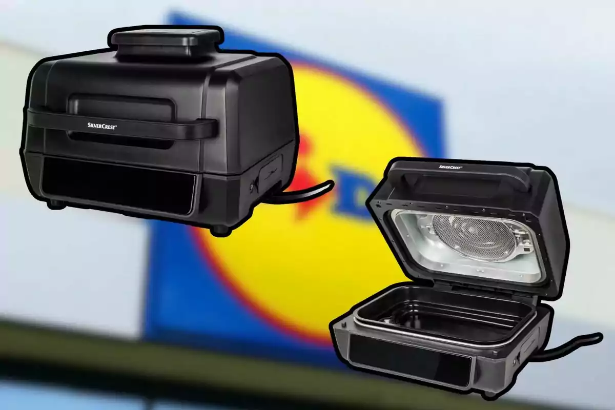 Dos freidoras de aire negras de la marca SilverCrest, una cerrada y otra abierta, con un fondo desenfocado que parece ser el logotipo de una tienda. Dos freidoras de aire negras de la marca SilverCrest, una cerrada y otra abierta, con un fondo desenfocado que parece ser el logotipo de una tienda.