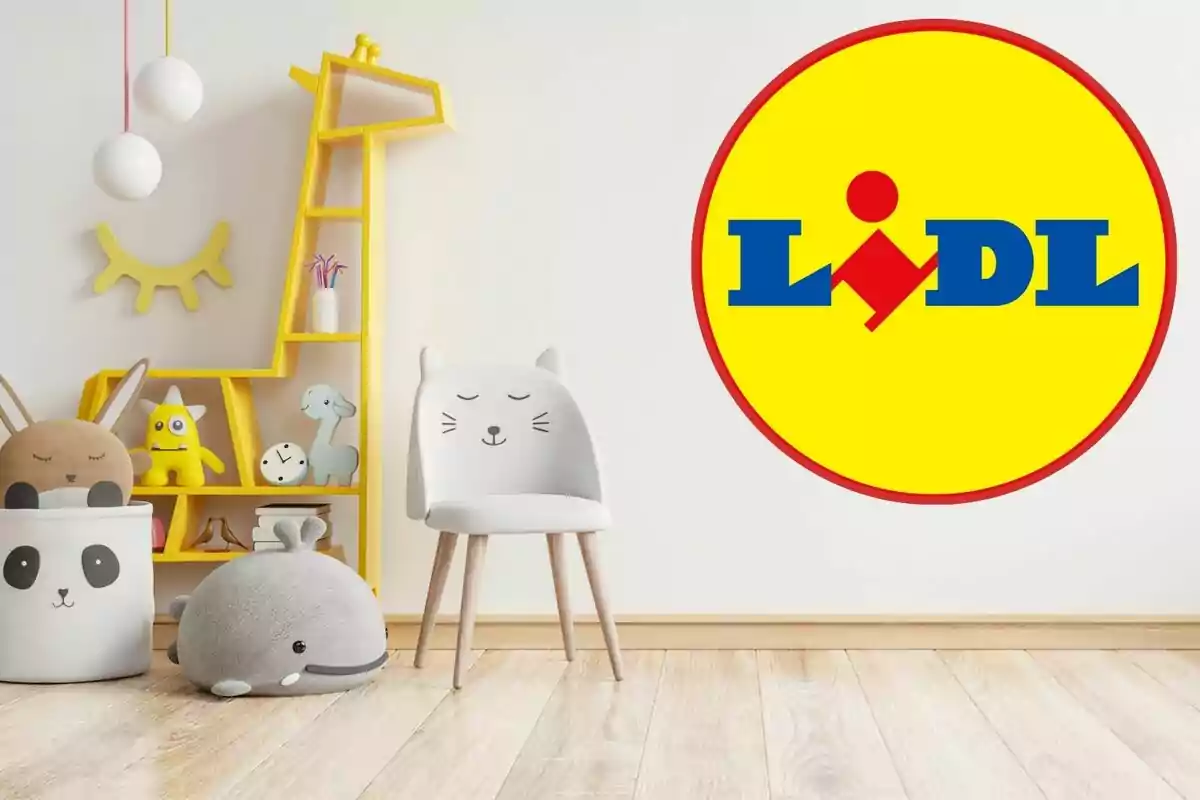 Una habitación infantil con decoración de animales y una estantería amarilla en forma de jirafa junto a un logotipo de Lidl en la pared.