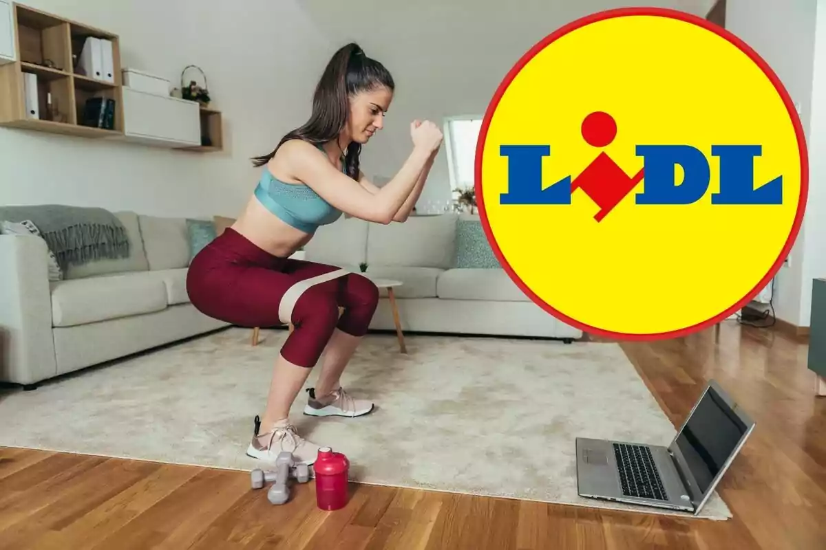 Una mujer haciendo ejercicio en casa con una banda de resistencia, pesas y una botella de agua en el suelo, mientras sigue una rutina en su computadora portátil; el logotipo de Lidl está superpuesto en la imagen.