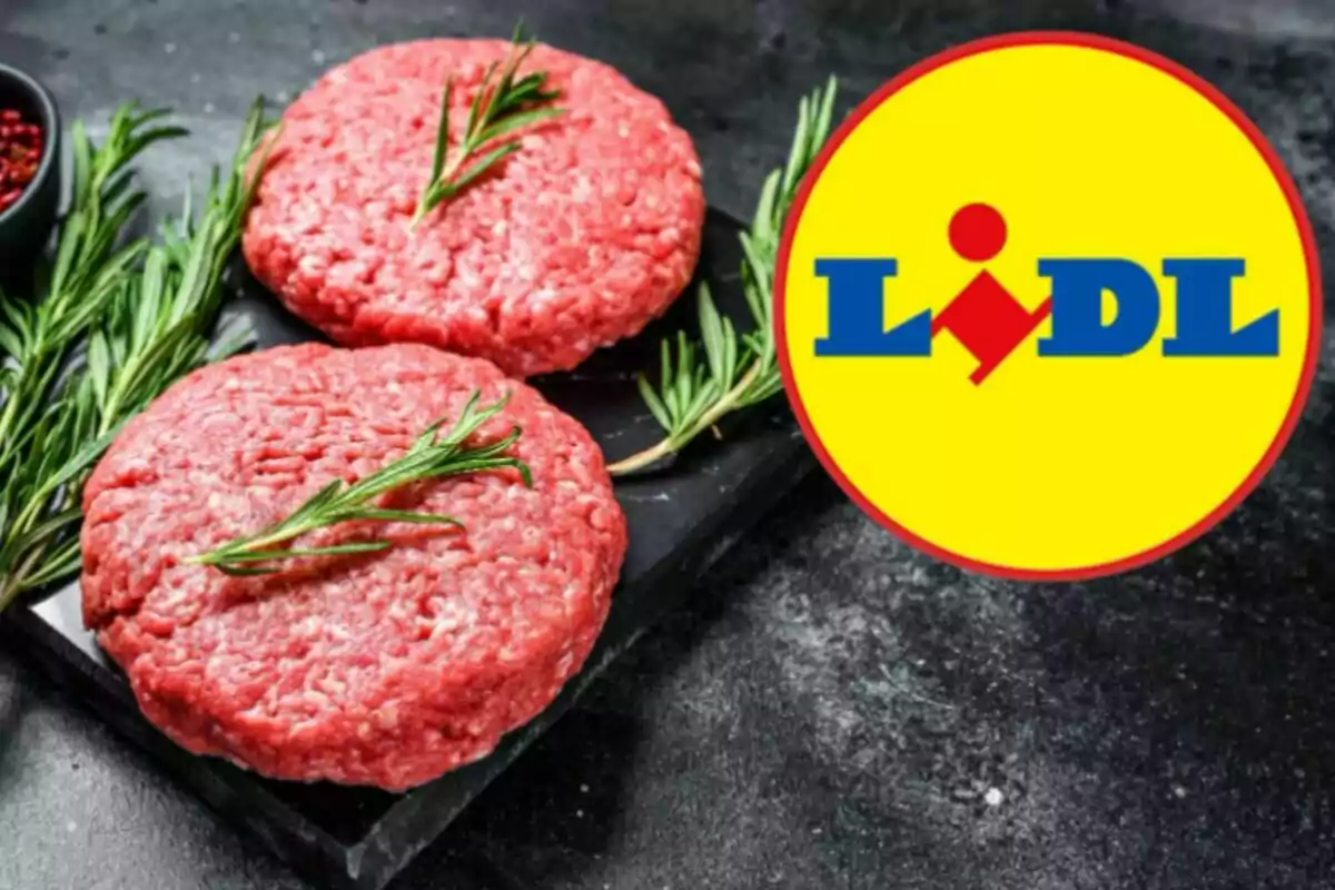 Dos hamburguesas crudas con ramitas de romero sobre una superficie oscura junto al logotipo de Lidl.