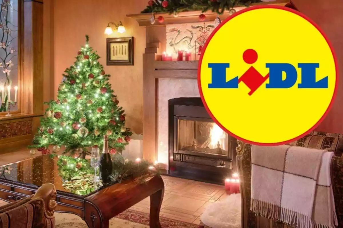 Sala de estar decorada para Navidad con un árbol iluminado junto a una chimenea y el logotipo de Lidl superpuesto.