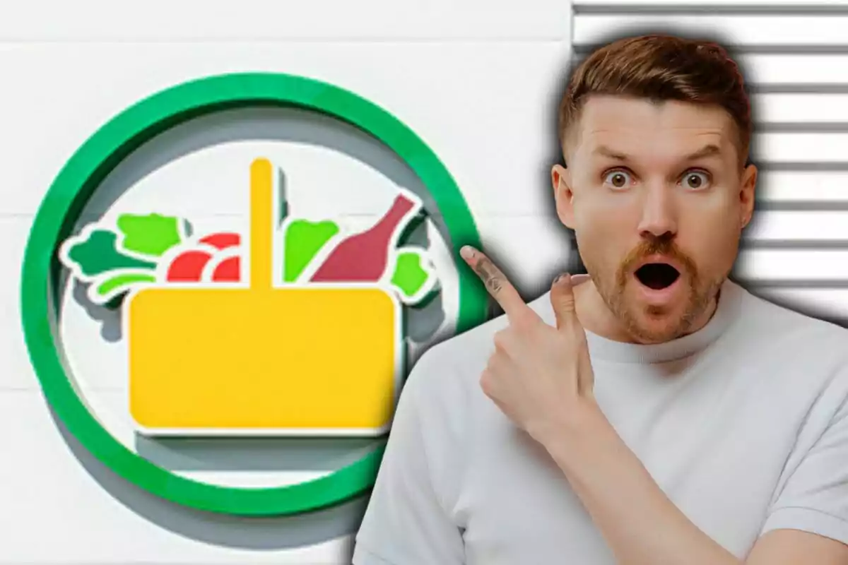 Un hombre sorprendido señala un logotipo de supermercado con una cesta de compras llena de alimentos.