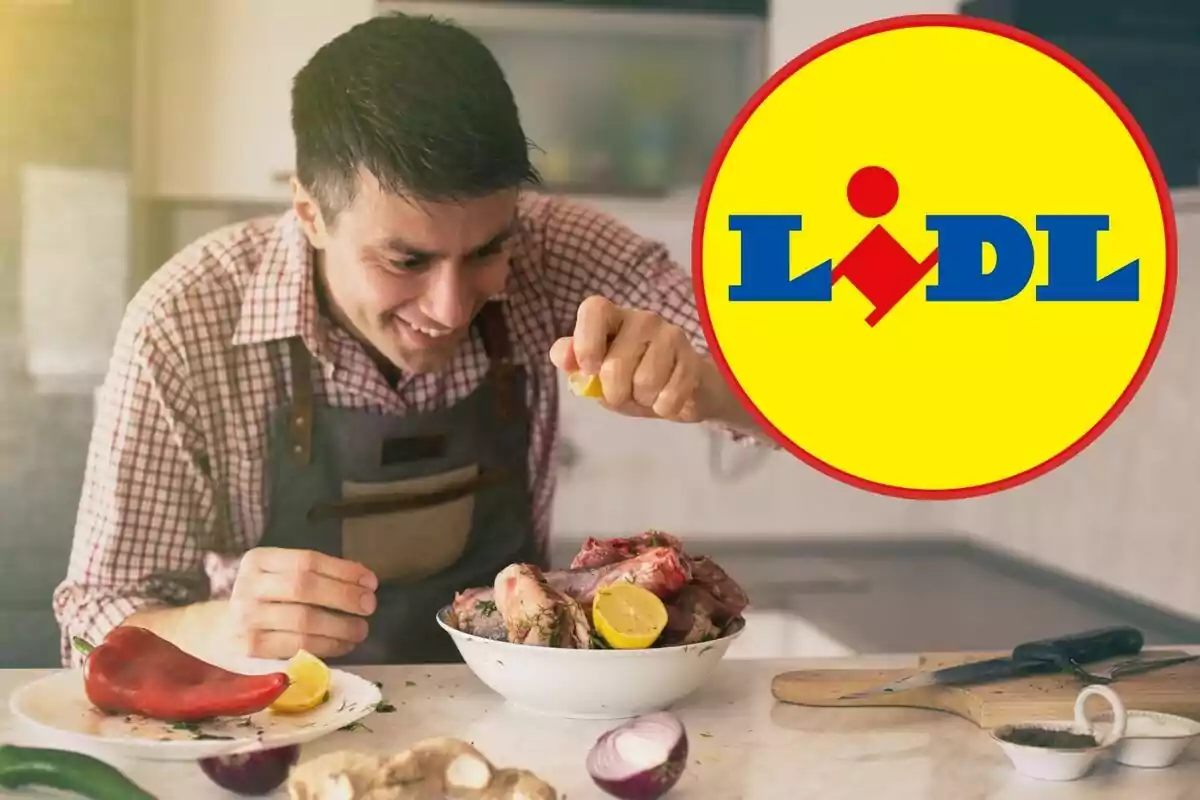 Un hombre exprimiendo un limón sobre un plato de carne en una cocina, con el logotipo de Lidl superpuesto en la esquina derecha.