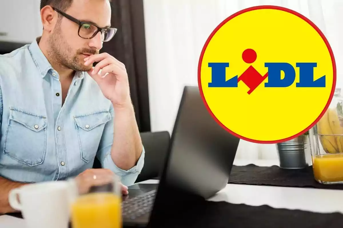 Hombre con gafas trabajando en una computadora portátil con el logo de Lidl en la esquina superior derecha.