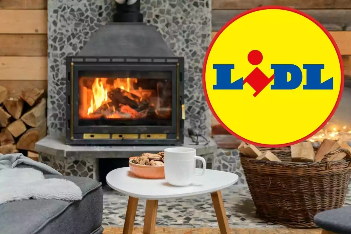 Sala acogedora con chimenea encendida, mesa con taza y galletas, y logo de Lidl.