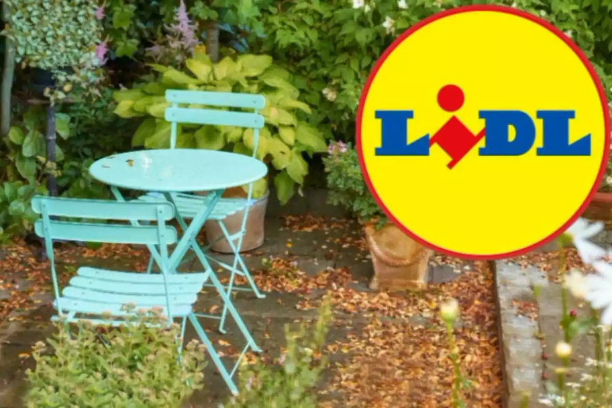 Un jardín con una mesa y dos sillas de color azul claro, rodeado de plantas y flores, con el logotipo de Lidl en la esquina superior derecha.