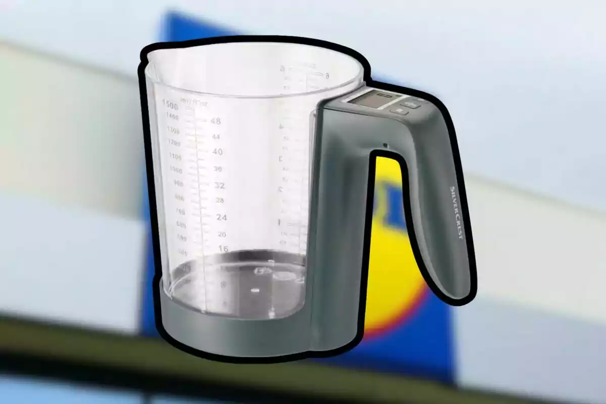 Jarra medidora de plástico con báscula digital integrada y fondo de un supermercado desenfocado Jarra medidora de plástico con báscula digital integrada y fondo de un supermercado desenfocado