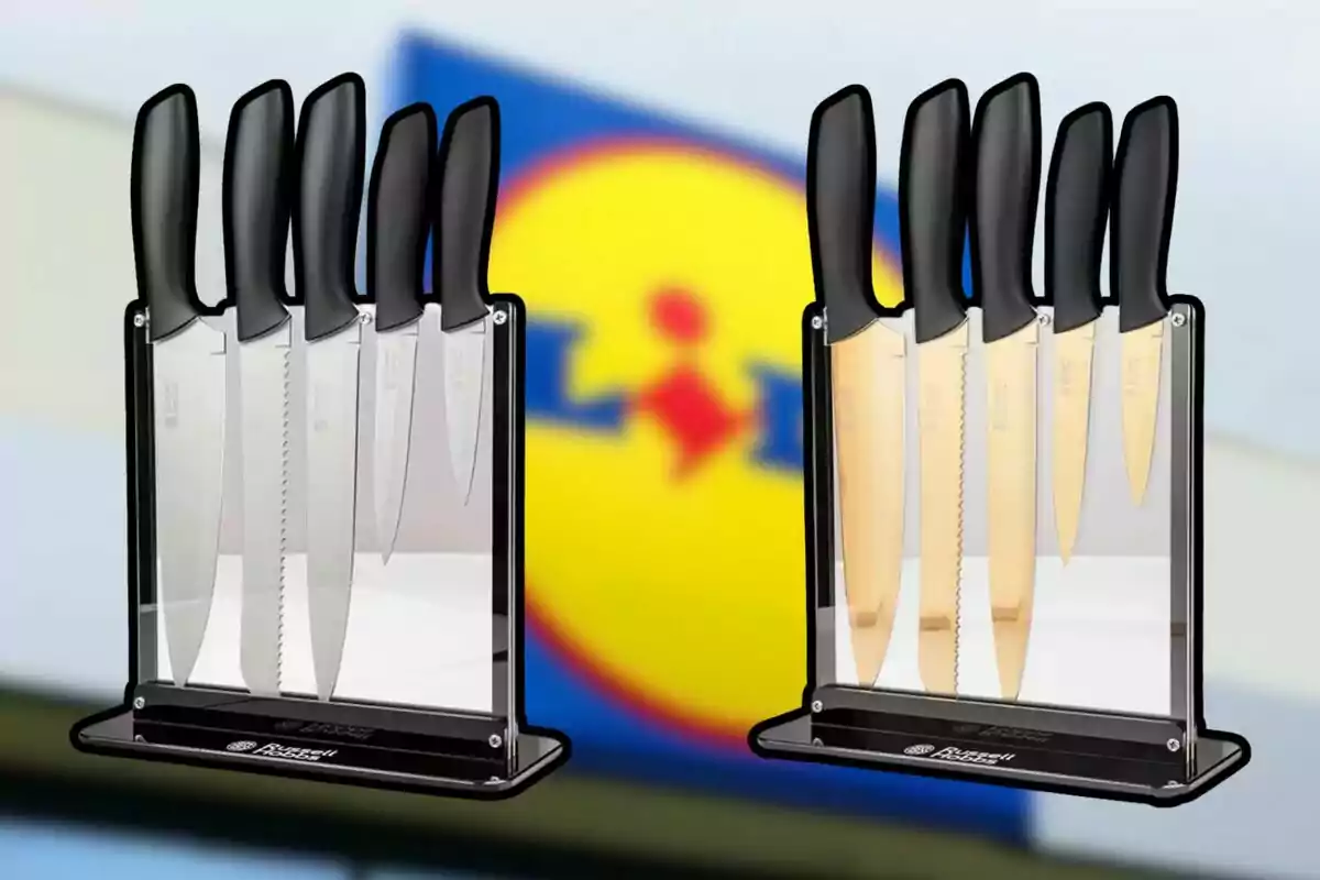 Dos juegos de cuchillos de cocina con mangos negros y hojas de diferentes tamaños y tipos, uno con hojas plateadas y otro con hojas doradas, en soportes transparentes, con un logotipo de fondo. Dos juegos de cuchillos de cocina con mangos negros y hojas de diferentes tamaños y tipos, uno con hojas plateadas y otro con hojas doradas, en soportes transparentes, con un logotipo de fondo.
