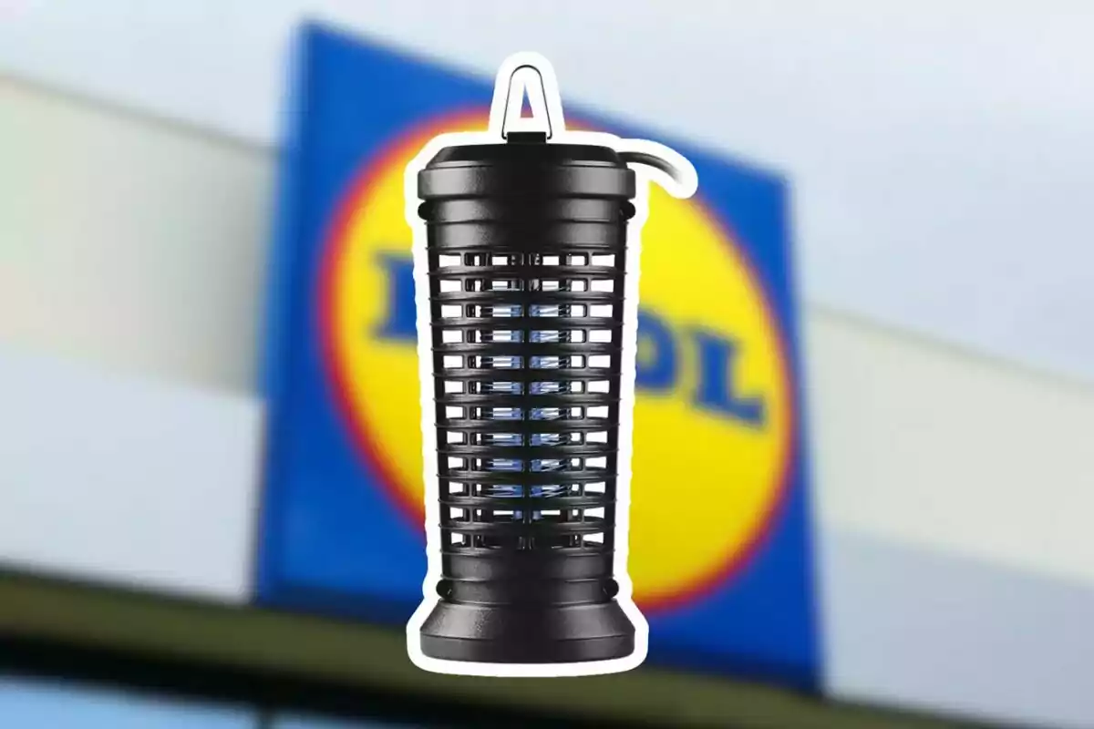 Trampa eléctrica para insectos de color negro frente a un cartel borroso de una tienda Lidl Trampa eléctrica para insectos de color negro frente a un cartel borroso de una tienda Lidl