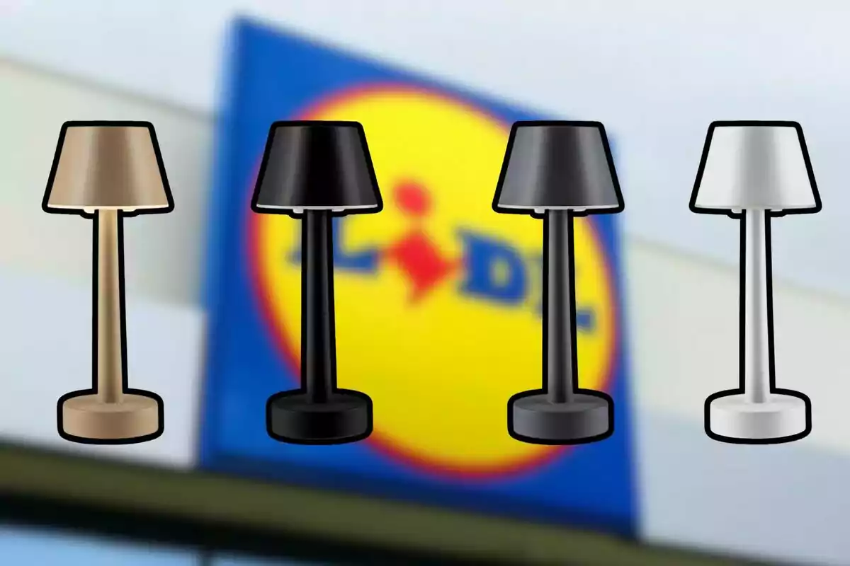 Cuatro lámparas de diferentes colores frente a un fondo desenfocado con un logotipo. Cuatro lámparas de diferentes colores frente a un fondo desenfocado con un logotipo.