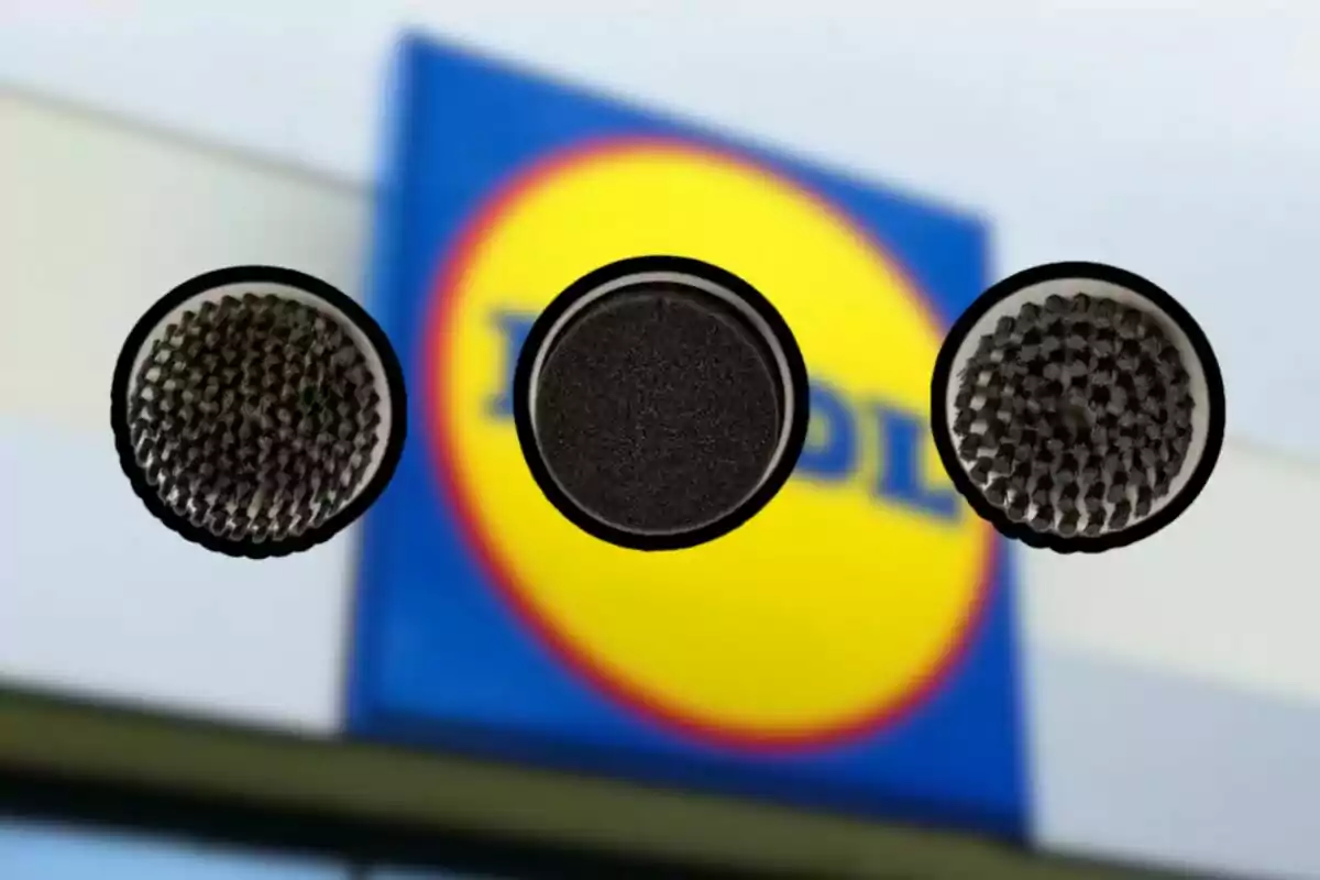 Tres cepillos redondos en primer plano con un cartel de supermercado desenfocado al fondo. Tres cepillos redondos en primer plano con un cartel de supermercado desenfocado al fondo.