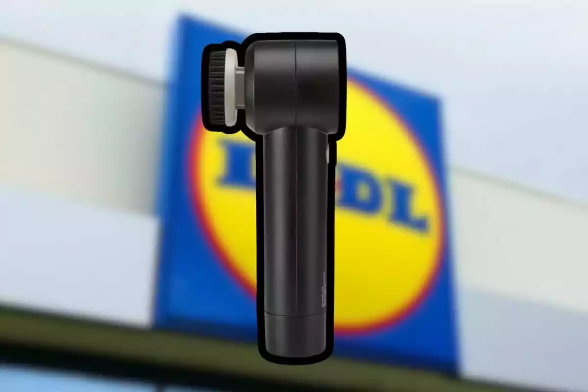 Un dispositivo negro con un cabezal giratorio frente a un cartel de supermercado. Un dispositivo negro con un cabezal giratorio frente a un cartel de supermercado.
