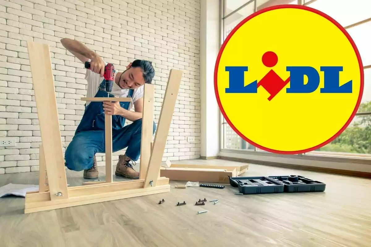 Hombre ensamblando muebles con un taladro en una habitación luminosa, con el logotipo de Lidl en la esquina derecha.