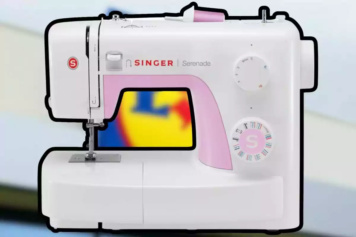 Máquina de coser blanca y rosa con detalles en rojo y controles circulares. Máquina de coser blanca y rosa con detalles en rojo y controles circulares.