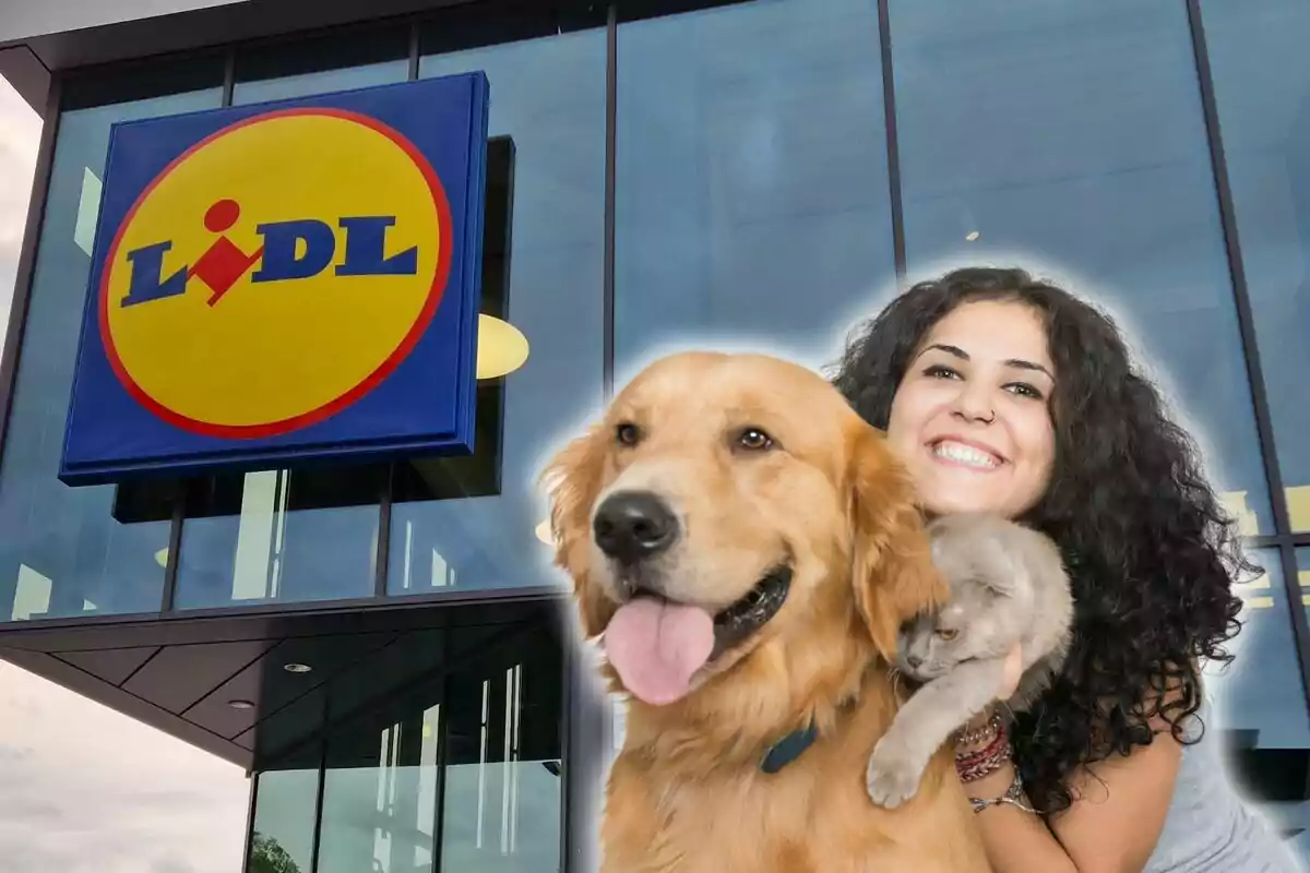 Una mujer sonriente con un perro y un gato frente a una tienda Lidl.