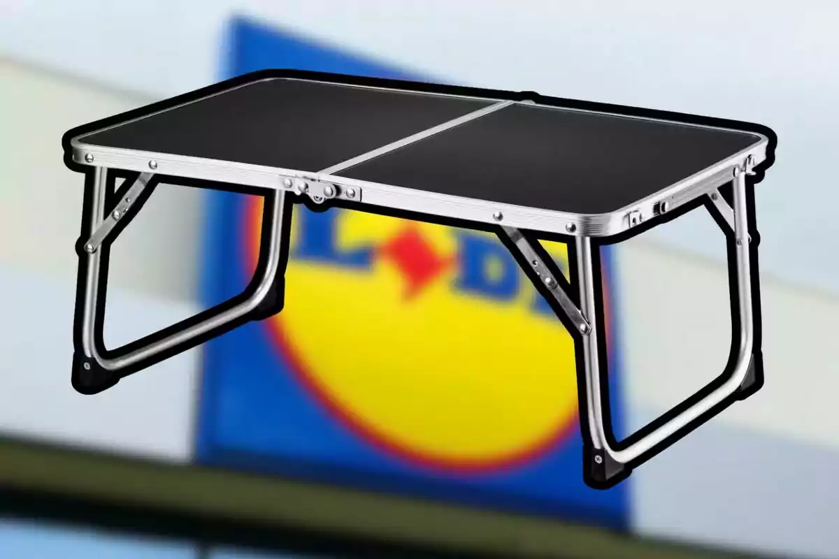 Mesa plegable portátil con fondo desenfocado de un logotipo. Mesa plegable portátil con fondo desenfocado de un logotipo.