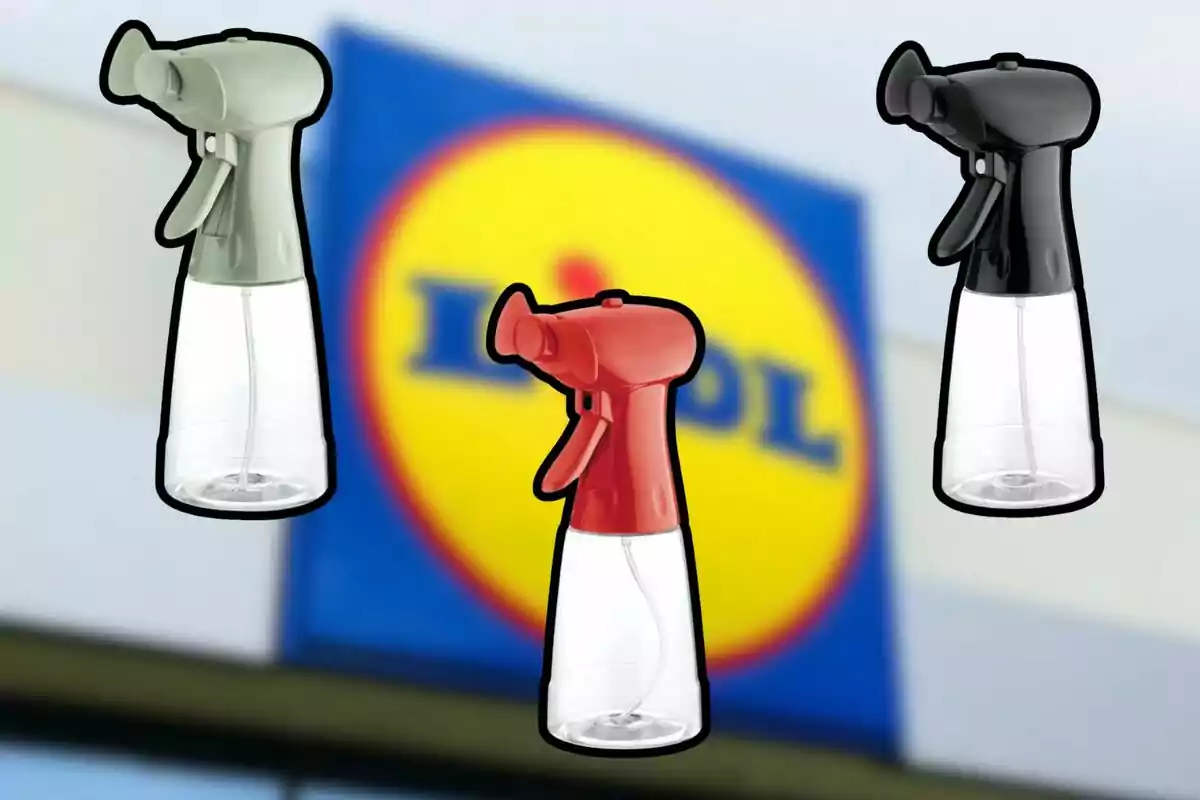 Tres pulverizadores de diferentes colores frente a un cartel borroso de una tienda. Tres pulverizadores de diferentes colores frente a un cartel borroso de una tienda.