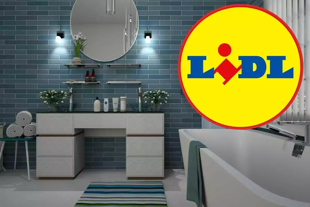 Baño moderno con azulejos azules, espejo redondo, estanterías con productos de higiene, toallas enrolladas y logotipo de Lidl en la esquina superior derecha.