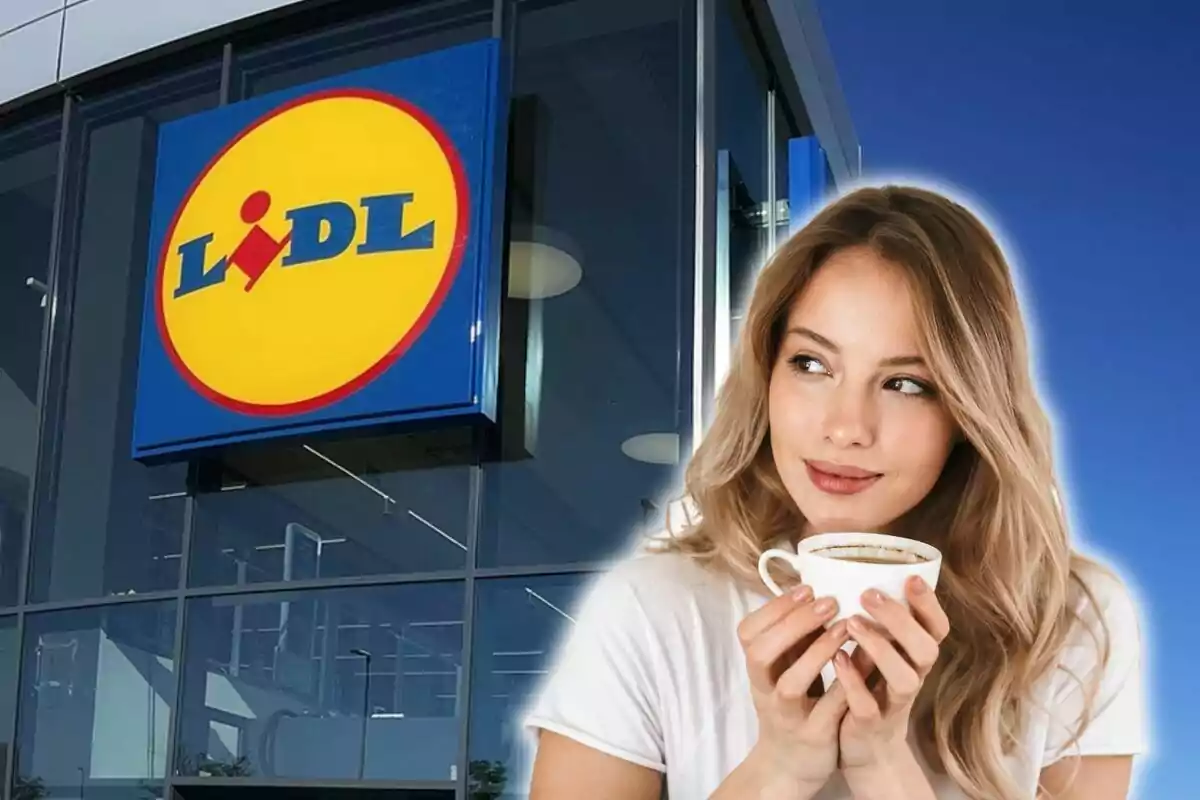 Mujer sosteniendo una taza de café frente a una tienda Lidl.
