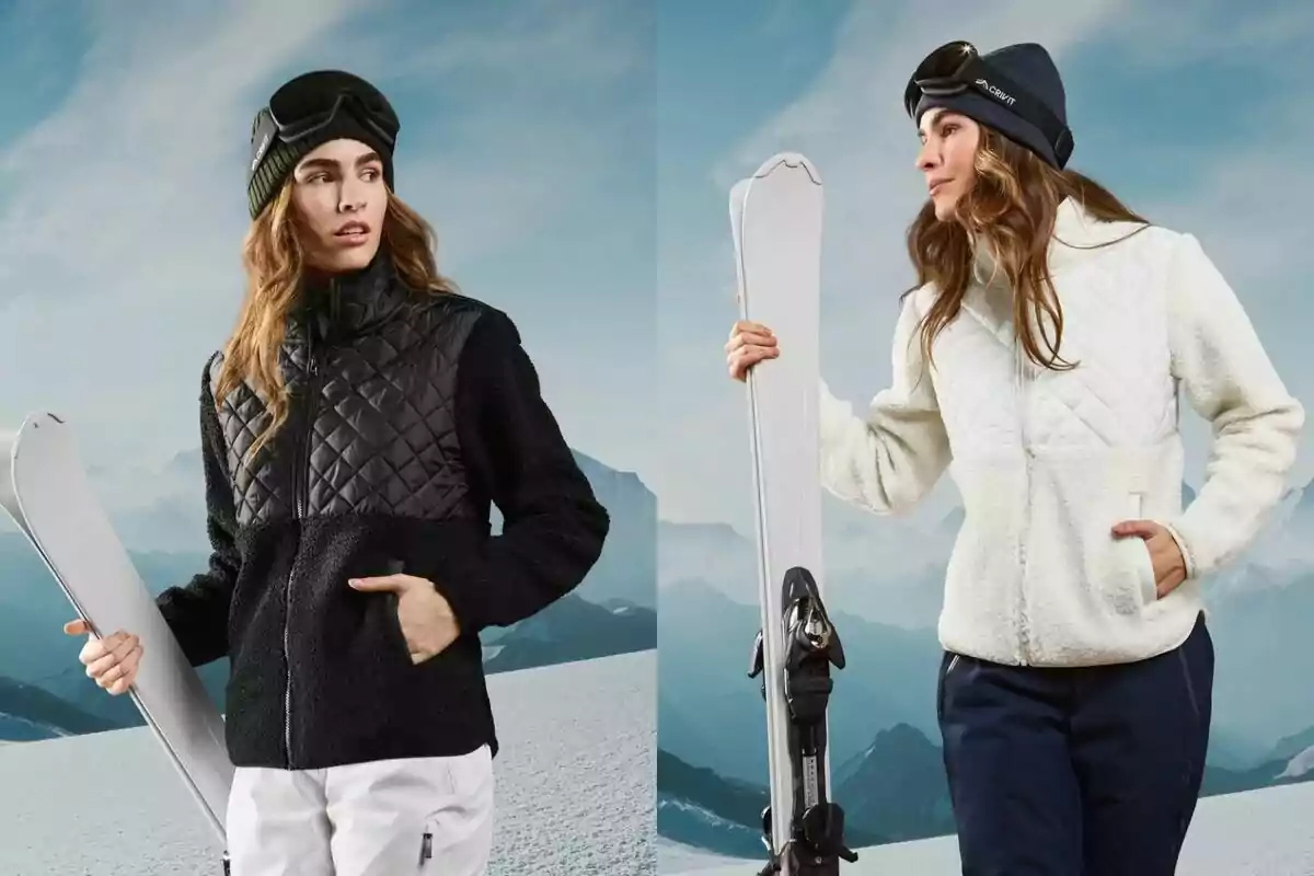 Dos mujeres vestidas con ropa de esquí, una con chaqueta negra y otra con chaqueta blanca, sosteniendo esquís en un paisaje nevado. Dos mujeres vestidas con ropa de esquí, una con chaqueta negra y otra con chaqueta blanca, sosteniendo esquís en un paisaje nevado.