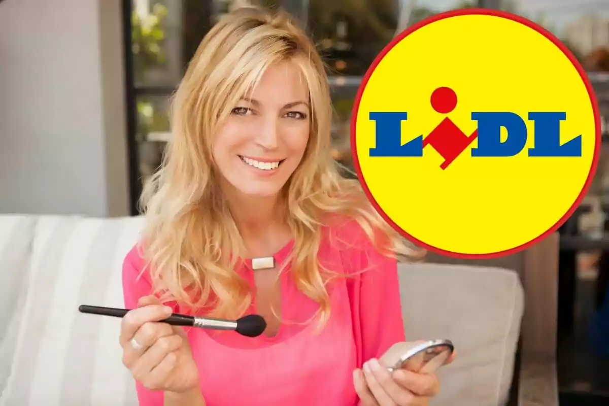 Mujer sonriendo con una brocha de maquillaje en la mano y el logo de Lidl al lado.