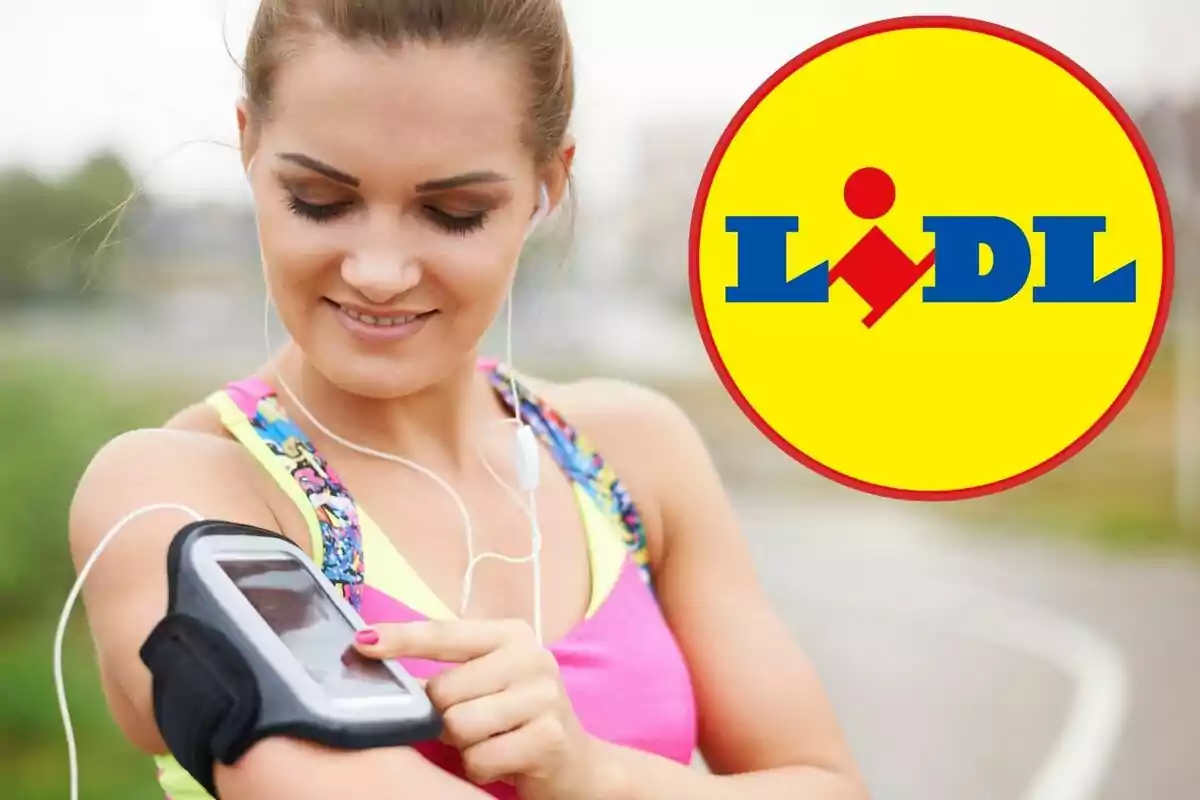 Mujer deportista usando un brazalete para teléfono con el logo de Lidl en la esquina superior derecha.