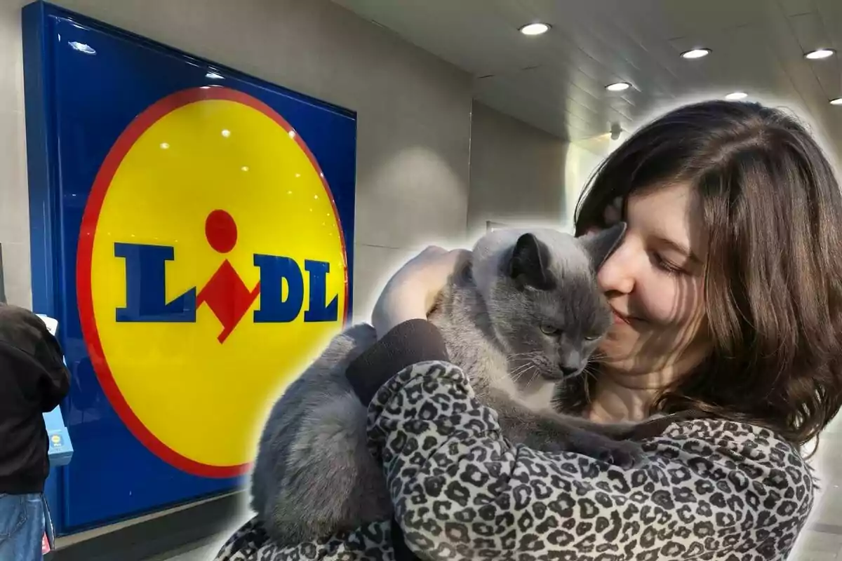 Una mujer abrazando a un gato gris frente a un letrero de Lidl.