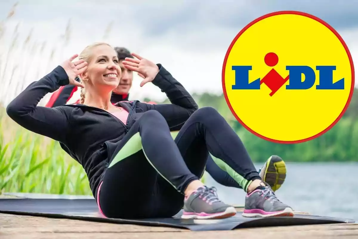 Mujer haciendo ejercicio al aire libre sobre una colchoneta con el logo de Lidl al fondo