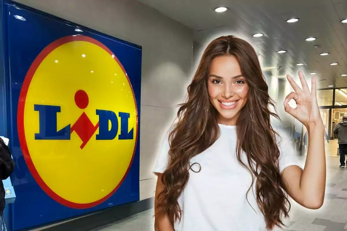 Una mujer sonriente haciendo un gesto de "OK" con la mano frente a un letrero de Lidl.